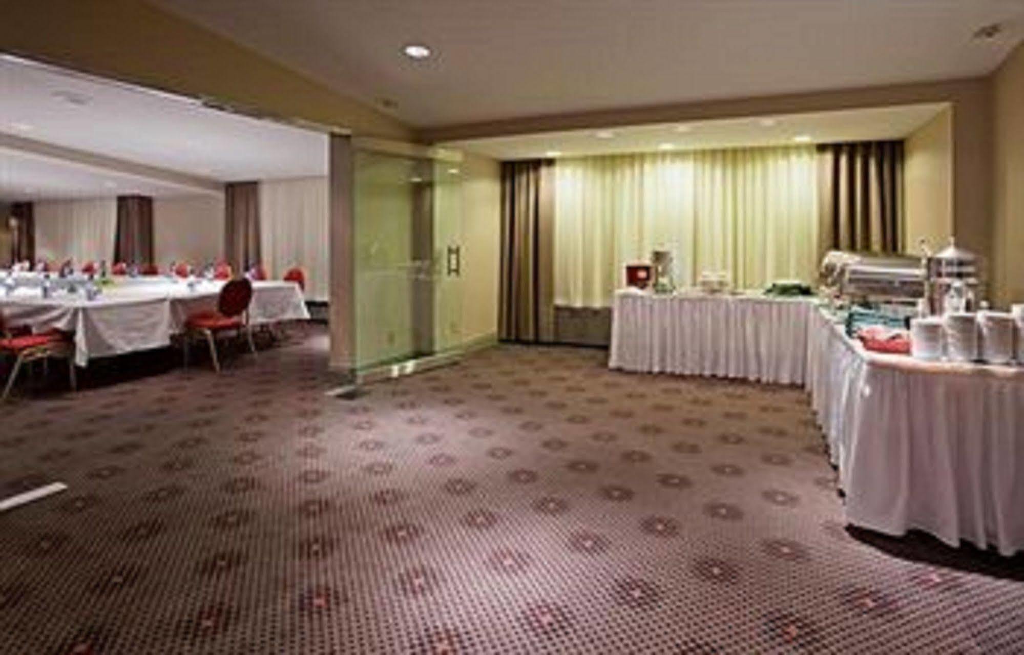 Holiday Inn Toronto Airport East By Ihg Restaurant photo